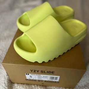 Yeezy Slide Volt